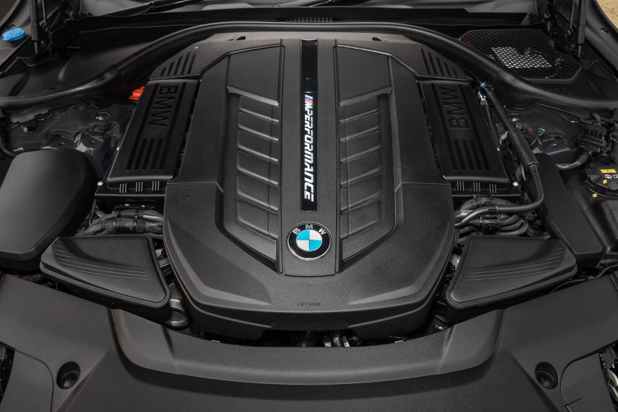 Моторный отсек BMW M760Li xDrive (G12) 2019 года  (ZA) (фото 7 из 25)